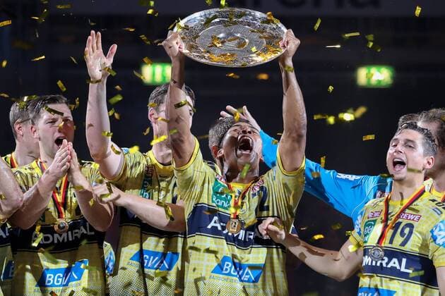 Mads Mensah Larsen (RNL, 22) mit der Schale, Trophäe, den Spielern der Rhein-Neckar Löwen wird die Meisterschale überreicht, Siegerehrung, Gewinner, Sieger, Jubel, Freude, Ehrung, Deutscher Meister 2017, Deutsche Meisterschaft, Titelverteidiger, Titelverteidigung, Handball, DKB Bundesliga, Rhein-Neckar Löwen - MT Melsungen, xozx
