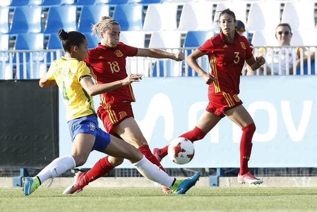 Spanish player Barbara Latorre (C) vies for the ball with Brazilian Rafaelle Souza (L) during a friendly soccer game between Spain and Brazil in Fuenlabrada, Spain, 10 June 2017. EPA JUAN CARLOS HIDALGO SPAIN - BRAZIL !ACHTUNG: NUR REDAKTIONELLE NUTZUNG!  Copyright: xJuanxCarlosxHidalgox GRA370 20170610-636327292425795233