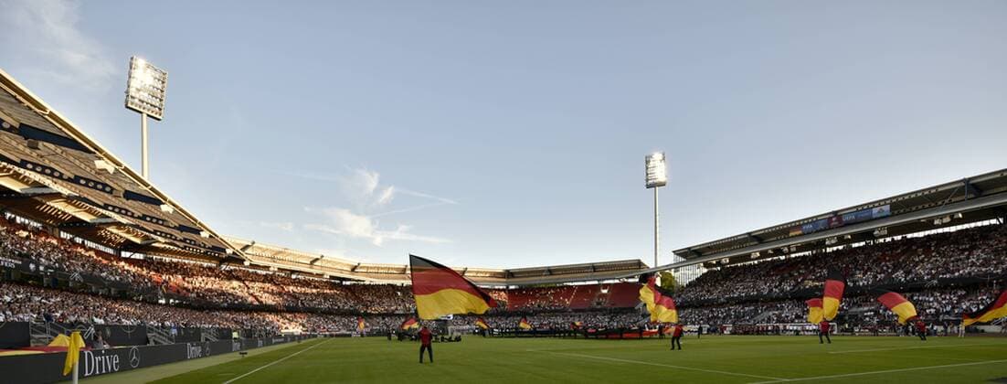 Stadionübersicht Feature Übersicht Flaggen Fahnen Deutschlandflagge schwarz-rot-gold DFB Länderspiel Deutschland GER vs San Marino SMR WMQ WM-Qualifikation zur FIFA Weltmeisterschaft 2018 Max-Morlock-Stadion Nürnberg, Franken, Deutschland 10.06.2017 DFB Länderspiel Deutschland GER vs San Marino SMR WMQ WM-Qualifikation zur FIFA Weltmeisterschaft 2018