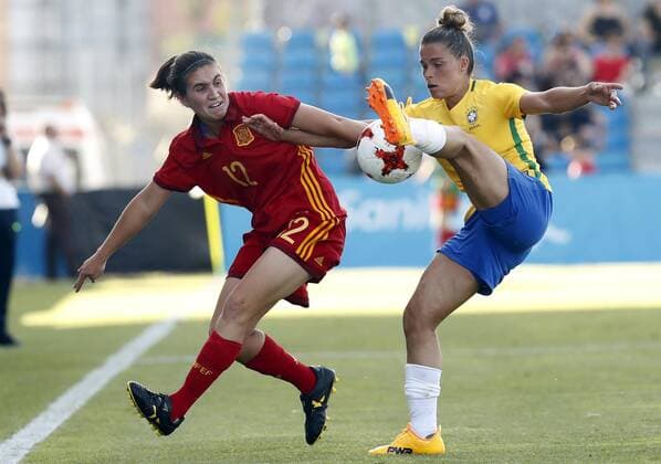 Spanish Mariona Caldentey (L) vies for the ball with Brazilian Tamires Gomes (R) during a friendly soccer game between Spain and Brazil in Fuenlabrada, Spain, 10 June 2017. SPAIN - BRAZIL !ACHTUNG: NUR REDAKTIONELLE NUTZUNG!  Copyright: xJuanxCarlosxHidalgox GRA370 20170610-636327357817327961