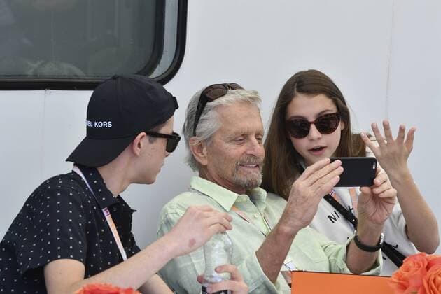Jornada de clasificación del Gran Premio de Canadá en el circuito de Gilles Villeneuve. En la imagen, Michael Douglas con su hijo Dylan Douglas y su hija Carys Zeta-Douglas. Grand Prix of Canada qualifying round at Gilles Villeneuve. In this picture, Michael Douglas with his son Dylan Douglas and his daughter Carys Zeta-Douglas. xRUBIOx  RV RACING PRESS