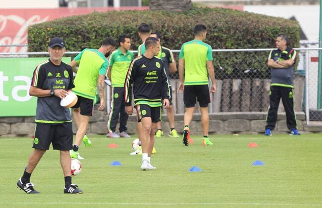 Head coach of Mexico s national soccer team Juan Carlos Osorio (L) leads a training session in Mexico City, Mexico, 10 June 2017. Mexico will face the US next 11 June 2017 at the Azteca Stadium, as part of the FIFA World Cup WM Weltmeisterschaft Fussball 2018 CONCACAF qualifiers. Mexico s national soccer team training !ACHTUNG: NUR REDAKTIONELLE NUTZUNG!  Copyright: xMarioxGuzmanx MEX508 20170611-636327532209859544