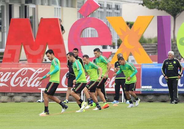 Players of Mexico s national soccer team train in Mexico City, Mexico, 10 June 2017. Mexico will face the US next 11 June 2017 at the Azteca Stadium, as part of the FIFA World Cup WM Weltmeisterschaft Fussball 2018 CONCACAF qualifiers. Mexico s national soccer team training !ACHTUNG: NUR REDAKTIONELLE NUTZUNG!  Copyright: xMarioxGuzmanx MEX508 20170611-636327532239810776