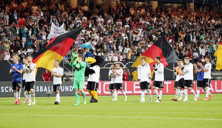 Deutschland - San Marino Fußball WM Qualifikation Nürnberg, 10.06.2017, Stadion Nürnberg, Fussball, WM-Qualifikation Gruppe C , Deutschland vs. San Marino 7:0 (4:0) , Im Bild; Das deutsche Team bedankt sich nach dem Spiel bei den Fans. ,