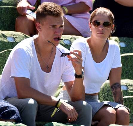 Joshua Kimmich schaut mit seiner Freundin Lina Meyer das Trainingsmatch zwischen Roger Federer (SUI) und Tommy Haas (GER) an. Deutschland, Stuttgart: Tennis, Mercedes Cup 2017, Training: Roger Federer vs Tommy Haas am 11.06.2017, Anlage des TC Weissenhof.