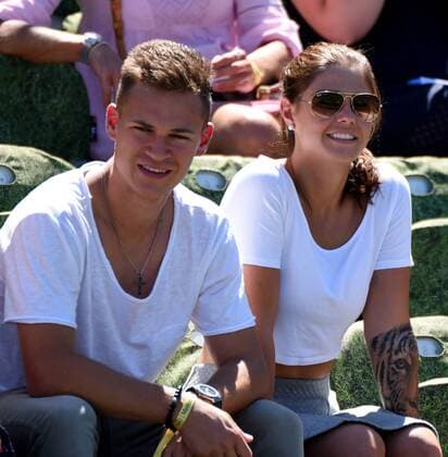Bilder des Tages - SPORT Joshua Kimmich schaut mit seiner Freundin Lina Meyer das Trainingsmatch zwischen Roger Federer (SUI) und Tommy Haas (GER) an. Deutschland, Stuttgart: Tennis, Mercedes Cup 2017, Training: Roger Federer vs Tommy Haas am 11.06.2017, Anlage des TC Weissenhof.