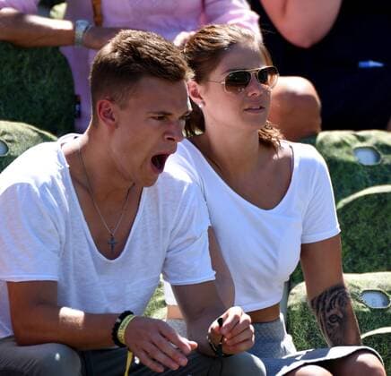 Joshua Kimmich scheint noch etwas müde zu sein vom gestriegen Spiel gegen San Marino, Freundin Lina Meyer. Deutschland, Stuttgart: Tennis, Mercedes Cup 2017, Training: Roger Federer vs Tommy Haas am 11.06.2017, Anlage des TC Weissenhof.