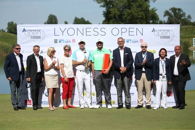 GOLF - PGA Golf Herren Lyoness Open 2017 ATZENBRUGG,AUSTRIA,11.JUN.17 - GOLF - PGA European Tour, Lyoness Open, Diamond Country Club. Image shows Dylan Frittelli (RSA) and Sepp Straka (AUT). Keywords: trophy. GEPAxpictures xMathiasxMandl