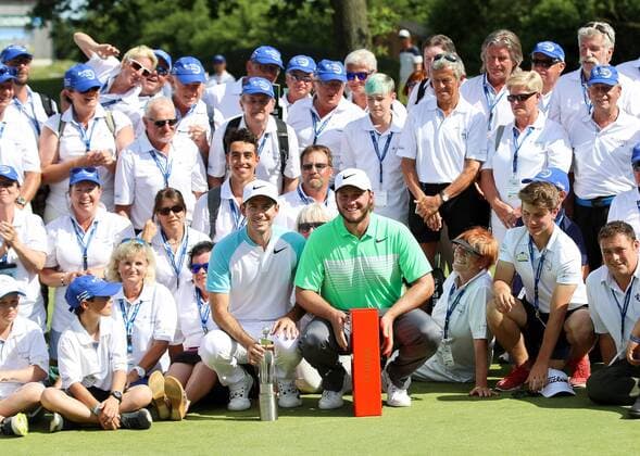 GOLF - PGA Golf Herren Lyoness Open 2017 ATZENBRUGG,AUSTRIA,11.JUN.17 - GOLF - PGA European Tour, Lyoness Open, Diamond Country Club. Image shows Dylan Frittelli (RSA) and Sepp Straka (AUT) with volunteers. GEPAxpictures xChristianxWalgram