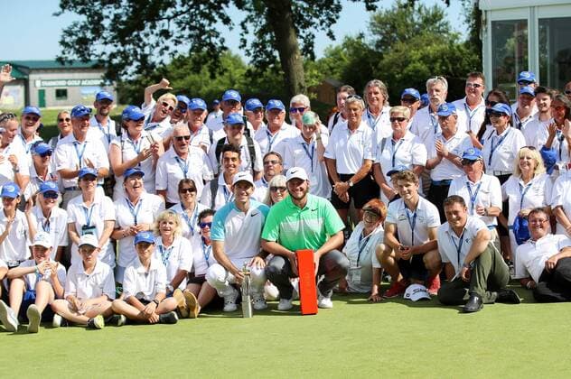 GOLF - PGA Golf Herren Lyoness Open 2017 ATZENBRUGG,AUSTRIA,11.JUN.17 - GOLF - PGA European Tour, Lyoness Open, Diamond Country Club. Image shows Dylan Frittelli (RSA) and Sepp Straka (AUT) with volunteers. GEPAxpictures xChristianxWalgram