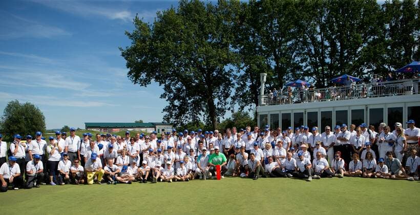 GOLF - PGA Golf Herren Lyoness Open 2017 ATZENBRUGG,AUSTRIA,11.JUN.17 - GOLF - PGA European Tour, Lyoness Open, Diamond Country Club. Image shows Dylan Frittelli (RSA) and Sepp Straka (AUT) with volunteers. GEPAxpictures xChristianxWalgram
