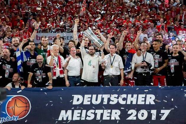 Andrea Trinchieri (Trainer, Headcoach, Brose Bamberg) mit dem Pokal stemmt ihn in die Hoehe, Brose Bamberg vs. EWE Baskets Oldenburg, Basketball, easyCredit BBL, Saison 2016 2017, Playoff Finale, Spiel 3, 11.06.2017 Bamberg Copyright: xHahn Eibner-Pressefotox EP_HAHN