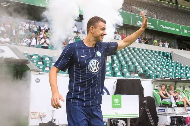Bilder des Tages - SPORT Edin Dzeko (VfL Wolfsburg) - Anlässlich des 20-jährigen Bundesliga-Jubiläums Spielen zwei Legendenmannschaften in einem Jubiläumsspiel 97er Aufstiegshelden gegen die VfL-Allstars in der Volkswagen Arena in Wolfsburg - Deutschland, Fußball, Mann, Männer,11.06.2017