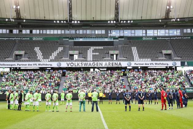 Legenden vom VfL Wolfsburg gedenken der verstorbenen Spieler vor dem Spiel - Anlässlich des 20-jährigen Bundesliga-Jubiläums Spielen zwei Legendenmannschaften in einem Jubiläumsspiel 97er Aufstiegshelden gegen die VfL-Allstars in der Volkswagen Arena in Wolfsburg - Deutschland, Fußball, Mann, Männer,11.06.2017