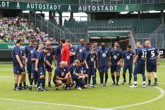 Naldo (Mi.) mit Edin Dzeko (li.,VfL Wolfsburg) mit ihren Mitspielern - Anlässlich des 20-jährigen Bundesliga-Jubiläums Spielen zwei Legendenmannschaften in einem Jubiläumsspiel 97er Aufstiegshelden gegen die VfL-Allstars in der Volkswagen Arena in Wolfsburg - Deutschland, Fußball, Mann, Männer,11.06.2017