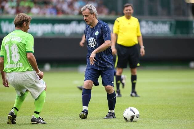Pierre Littbarski gegen Detlev Dammeier (VfL Wolfsburg) - Anlässlich des 20-jährigen Bundesliga-Jubiläums Spielen zwei Legendenmannschaften in einem Jubiläumsspiel 97er Aufstiegshelden gegen die VfL-Allstars in der Volkswagen Arena in Wolfsburg - Aktion,Deutschland, Fußball, Mann, Männer,11.06.2017