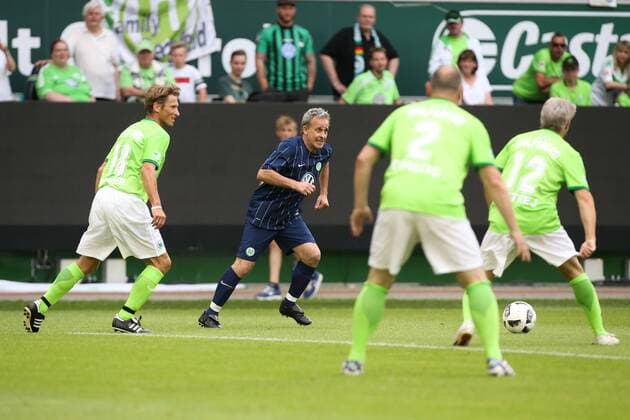 Pierre Littbarski gegen Detlev Dammeier (VfL Wolfsburg) - Anlässlich des 20-jährigen Bundesliga-Jubiläums Spielen zwei Legendenmannschaften in einem Jubiläumsspiel 97er Aufstiegshelden gegen die VfL-Allstars in der Volkswagen Arena in Wolfsburg - Aktion,Deutschland, Fußball, Mann, Männer,11.06.2017
