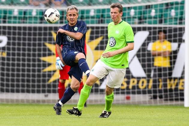 Pierre Littbarski (VfL Wolfsburg) gegen Markus Kullig (VfL Wolfsburg) - Anlässlich des 20-jährigen Bundesliga-Jubiläums Spielen zwei Legendenmannschaften in einem Jubiläumsspiel 97er Aufstiegshelden gegen die VfL-Allstars in der Volkswagen Arena in Wolfsburg - Aktion,Deutschland, Fußball, Mann, Männer,11.06.2017
