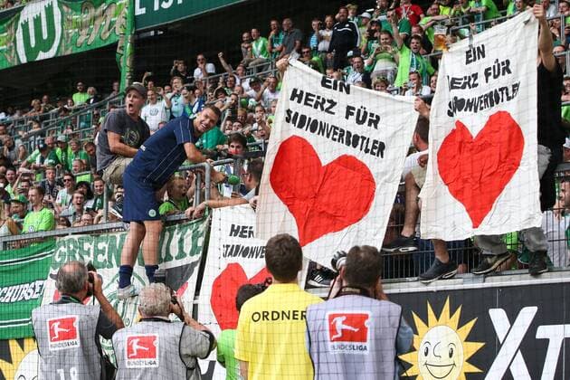 Edin Dzeko (VfL Wolfsburg) bei den Fans auf dem Zaun nach dem Spiel - Anlässlich des 20-jährigen Bundesliga-Jubiläums Spielen zwei Legendenmannschaften in einem Jubiläumsspiel 97er Aufstiegshelden gegen die VfL-Allstars in der Volkswagen Arena in Wolfsburg - Deutschland, Fußball, Mann, Männer,11.06.2017