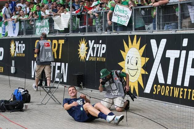 Edin Dzeko (VfL Wolfsburg) rollt unter dem Zaun zu den Fans nach dem Spiel - Anlässlich des 20-jährigen Bundesliga-Jubiläums Spielen zwei Legendenmannschaften in einem Jubiläumsspiel 97er Aufstiegshelden gegen die VfL-Allstars in der Volkswagen Arena in Wolfsburg - Deutschland, Fußball, Mann, Männer,11.06.2017