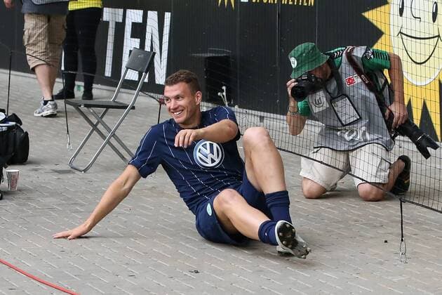 Edin Dzeko (VfL Wolfsburg) rollt unter dem Zaun zu den Fans nach dem Spiel - Anlässlich des 20-jährigen Bundesliga-Jubiläums Spielen zwei Legendenmannschaften in einem Jubiläumsspiel 97er Aufstiegshelden gegen die VfL-Allstars in der Volkswagen Arena in Wolfsburg - Deutschland, Fußball, Mann, Männer,11.06.2017