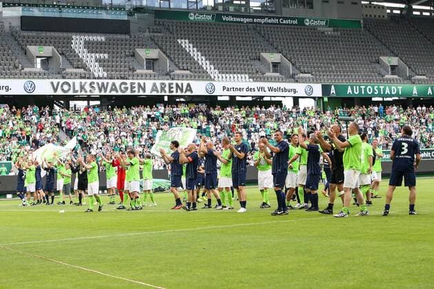 Die Legenden bedanken sich bei den Fans nach dem Spiel - Anlässlich des 20-jährigen Bundesliga-Jubiläums Spielen zwei Legendenmannschaften in einem Jubiläumsspiel 97er Aufstiegshelden gegen die VfL-Allstars in der Volkswagen Arena in Wolfsburg - Deutschland, Fußball, Mann, Männer,11.06.2017