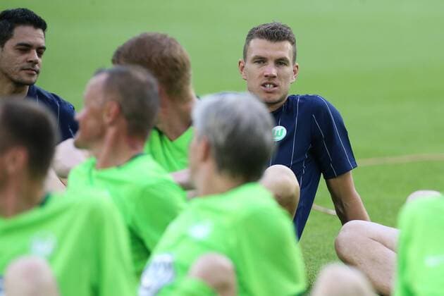 Edin Dzeko (VfL Wolfsburg) - Anlässlich des 20-jährigen Bundesliga-Jubiläums Spielen zwei Legendenmannschaften in einem Jubiläumsspiel 97er Aufstiegshelden gegen die VfL-Allstars in der Volkswagen Arena in Wolfsburg - Deutschland, Fußball, Mann, Männer,11.06.2017