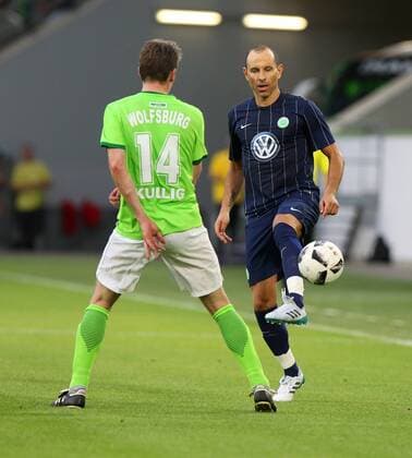 VfL Wolfsburg 97er Aufstiegshelden vs VfL Allstars Wolfsburg, Deutschland. 11.06.2017, FUßBALL - VfL Wolfsburg 97er Aufstiegshelden vs VfL Allstars, Saison 2016-2017, Volkswagen Arena. Bild zeigt: Martin Petrov (VfL-Allstars), Markus Kullig (97-er Aufstieghelden) Wolfsburg