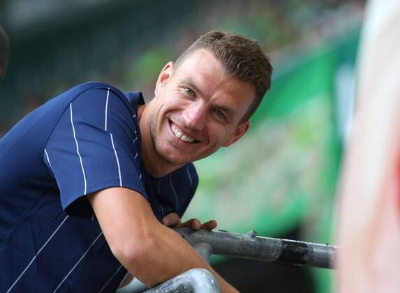 Bilder des Tages - SPORT VfL Wolfsburg 97er Aufstiegshelden vs VfL Allstars Wolfsburg, Deutschland. 11.06.2017, FUßBALL - VfL Wolfsburg 97er Aufstiegshelden vs VfL Allstars, Saison 2016-2017, Volkswagen Arena. Edin Dzeko (VfL-Allstars) Wolfsburg