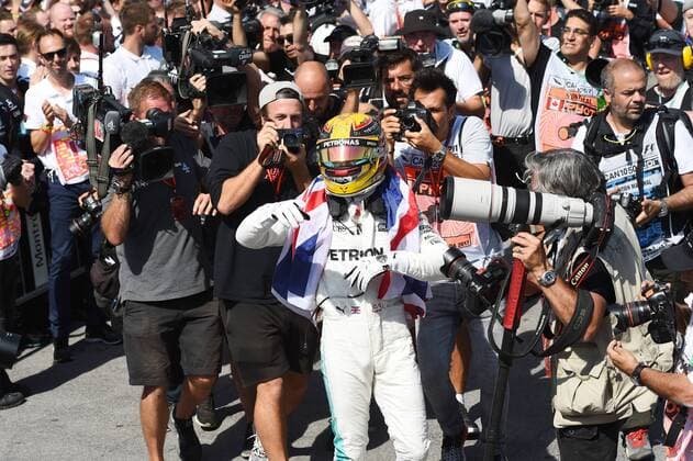 Lewis Hamilton (Mercedes AMG Petronas Formula One Team) bejubelt seinen Sieg mit der englischen Nationalflagge, Grosser Preis von Kanada 2017, Rennen, Motorsport, Formel 1, 11.06.2017, Montreal Copyright: xAndre Eibner-Pressefotox EP_JAE
