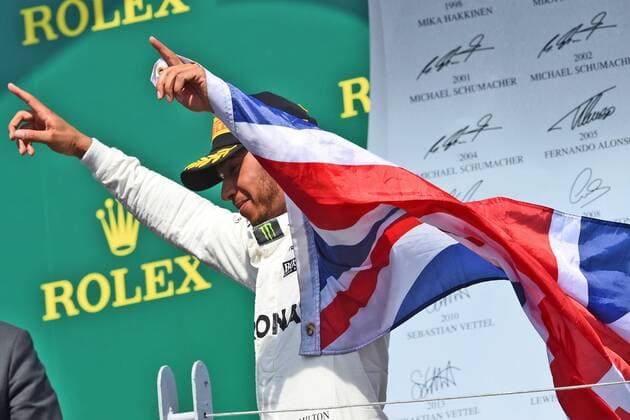Lewis Hamilton (Mercedes AMG Petronas Formula One Team) bejubelt seinen Sieg mit der englischen Nationalflagge, Grosser Preis von Kanada 2017, Rennen, Motorsport, Formel 1, 11.06.2017, Montreal Copyright: xAndre Eibner-Pressefotox EP_JAE
