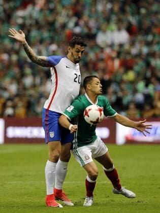USA s Geolf Cameron (L) vies for the ball with Mexico s Javier Hernandez (R) during their CONCACAF FIFA World Cup WM Weltmeisterschaft Fussball Russia 2018 qualifying soccer match between Mexico and the USA at Azteca Stadium in Mexico City, 11 June 2017. Mexico vs USA !ACHTUNG: NUR REDAKTIONELLE NUTZUNG!  Copyright: xJORGExNUNEZx MEX1001 20170612-636328466866030802