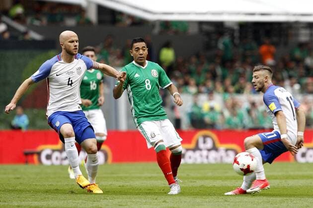 USA s Marco Fabian (C) vies for the ball with Mexico s Michael Bradley (L) and Paul Arriola (R) during their CONCACAF FIFA World Cup WM Weltmeisterschaft Fussball Russia 2018 qualifying soccer match between Mexico and the USA at Azteca Stadium in Mexico City, 11 June 2017. Mexico vs USA !ACHTUNG: NUR REDAKTIONELLE NUTZUNG!  Copyright: xJORGExNUNEZx MEX1001 20170612-636328483326949479