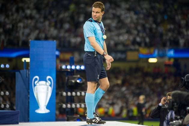 Schiedsrichter Felix BRYCH mit Medaillie waehrend der Siegerehrung, Fussball Champions League, Finale, Juventus Turin (Juve) - Real Madrid (Real) 1:4, im National Stadium of Wales am 03.06.2017 in Cardiff England. Â