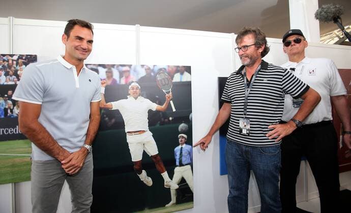 Stuttgart Tennis 39. MercedesCup Pressekonferenz mit Roger Federer, v.l. Roger Federer und Fotograf Paul Zimmer bei der Fotoausstellung von Paul Zimmer