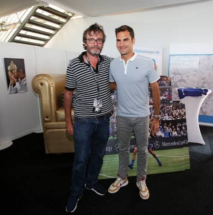 Stuttgart Tennis 39. MercedesCup Pressekonferenz mit Roger Federer, v.l. Fotograf Paul Zimmer und Roger Federer bei der Fotoausstellung von Paul Zimmer