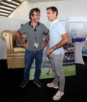 Stuttgart Tennis 39. MercedesCup Pressekonferenz mit Roger Federer, v.l. Fotograf Paul Zimmer und Roger Federer bei der Fotoausstellung von Paul Zimmer