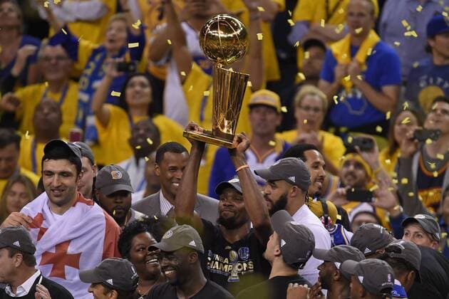 June 12, 2017 - Oakland, CA, USA - The Golden State Warriors Kevin Durant holds the championship trophy after defeating the Cleveland Cavaliers, 129-120, in Game 5 of the NBA Basketball Herren USA Finals at Oracle Arena in Oakland, Calif., on Monday, June 12, 2017. Cleveland at Golden State - ZUMAm67_ 20170612_zaf_m67_108 Copyright: xJosexCarlosxFajardox