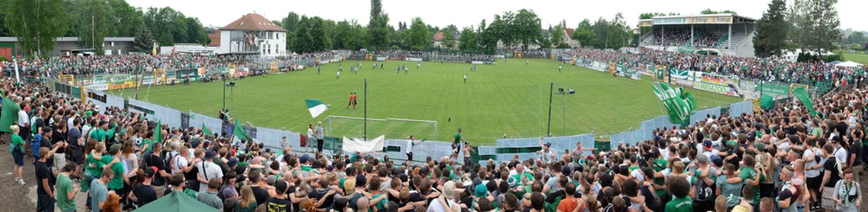 Chemie Leipzig - Schott Jena Fußball Oberliga Leipzig, 03.06.2017, Alfred-Kunze-Sportpark, Fussball, NOFV Oberliga , BSG Chemie Leipzig vs. SV Schott Jena 3:1 (2:1) , Im Bild: Stadionübersicht. Offizielle Zuschauerzahl 4.999, Ausverkauft! , Chemie Leipzig steigt in die Regionalliga auf. ,