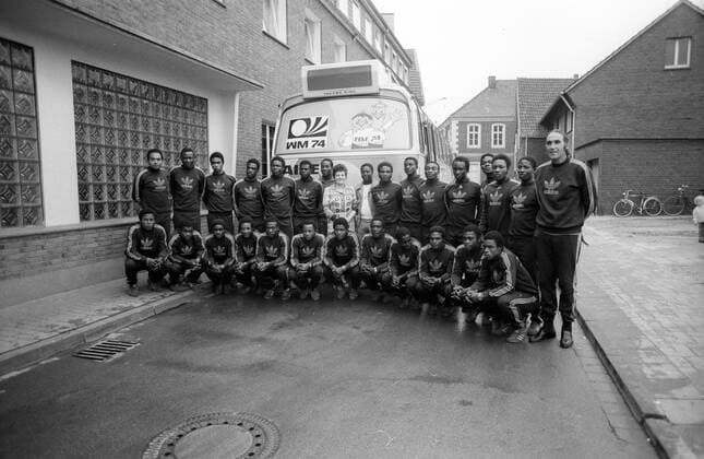 WM 1974, Kader Zaire vor dem Mannschaftsbus in Ascheberg