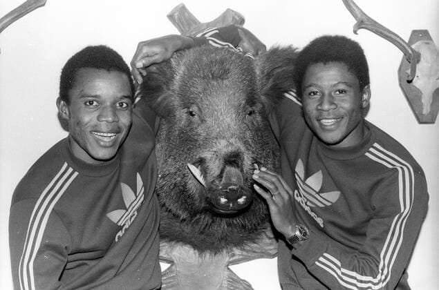 WM 1974, Zaire in Ascheberg, Adelard Maku Mayanga (li.) und Etepe Kakoko neben Wildschweintrophäe