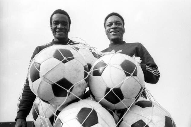 WM 1974, Training Zaire in Ascheberg, Torwart Mwamba Kazadi (li.) und Raymond Bwanga Tshimen mit Ballnetz