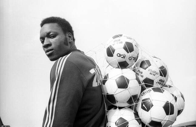 WM 1974, Training Zaire in Ascheberg, Raymond Bwanga Tshimen mit Ballnetz