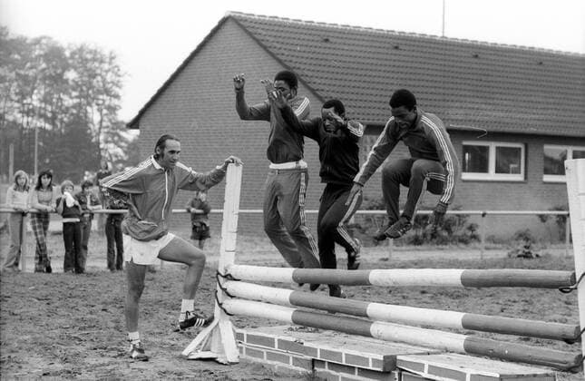 WM 1974, Training Zaire in Ascheberg auf einem Reitplatz, li. Nationaltrainer Blagoje Vidinic