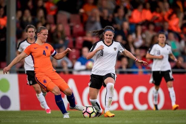 (L-R) Mandy van den Berg of the Netherlands, Sarah Zadrazil of Austriaduring the friendly match between the women of The Netherlands and Austria at at The Adelaarshorst on on June 13, 2017 in Deventer, The Netherlands Women: Netherlands v Austria Friendly match 2016 2017 xVIxVIxImagesx xRonaldxBonestrooxIVx 8002079