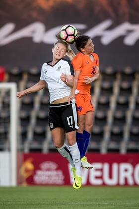 (L-R) Sarah Puntigam of Austria, Danielle van de Donk of the Netherlandsduring the friendly match between the women of The Netherlands and Austria at at The Adelaarshorst on on June 13, 2017 in Deventer, The Netherlands Women: Netherlands v Austria Friendly match 2016 2017 xVIxVIxImagesx xRonaldxBonestrooxIVx 8002080