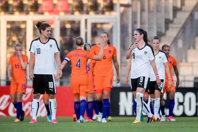 (L-R) Nina Burger of Austria, Sarah Zadrazil of Austria 3-0during the friendly match between the women of The Netherlands and Austria at at The Adelaarshorst on on June 13, 2017 in Deventer, The Netherlands Women: Netherlands v Austria Friendly match 2016 2017 xVIxVIxImagesx xRonaldxBonestrooxIVx 8002081