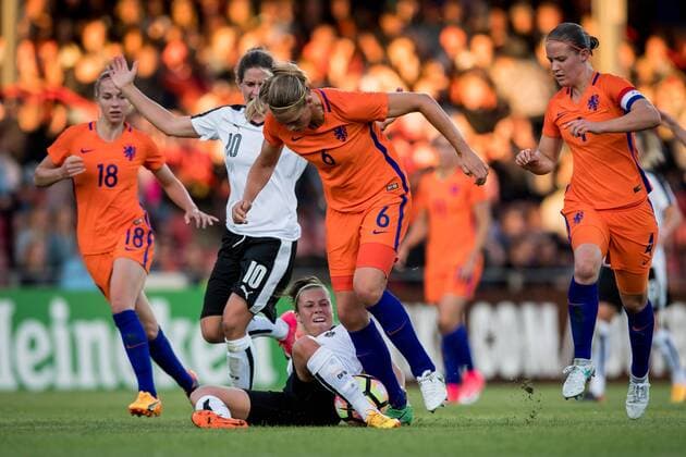 (L-R) Jacky Groenen of the Netherlands, Nina Burger of Austria, Anouk Dekker of the Netherlands, Mandy van den Berg of the Netherlandsduring the friendly match between the women of The Netherlands and Austria at at The Adelaarshorst on on June 13, 2017 in Deventer, The Netherlands Women: Netherlands v Austria Friendly match 2016 2017 xVIxVIxImagesx xRonaldxBonestrooxIVx 8002091