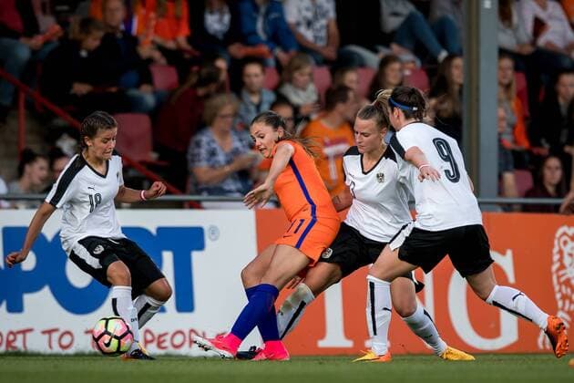 (L-R) Laura Feiersinger of Austria, Lieke Martens of The Netherlands, Virginia Kirchberger of Austria, Sarah Zadrazil of Austriaduring the friendly match between the women of The Netherlands and Austria at at The Adelaarshorst on on June 13, 2017 in Deventer, The Netherlands Women: Netherlands v Austria Friendly match 2016 2017 xVIxVIxImagesx xRonaldxBonestrooxIVx 8002092