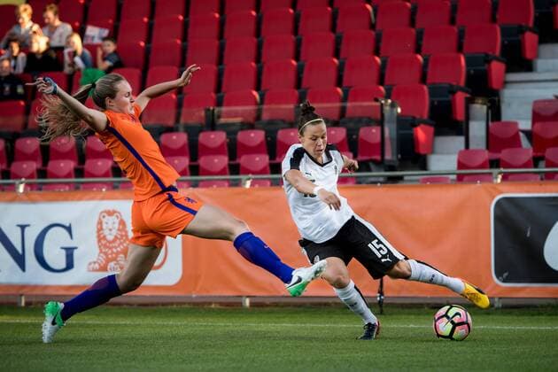 (L-R) Desiree van Lunteren of the Netherlands, Nicole Billa of Austriaduring the friendly match between the women of The Netherlands and Austria at at The Adelaarshorst on on June 13, 2017 in Deventer, The Netherlands Women: Netherlands v Austria Friendly match 2016 2017 xVIxVIxImagesx xRonaldxBonestrooxIVx 8002097